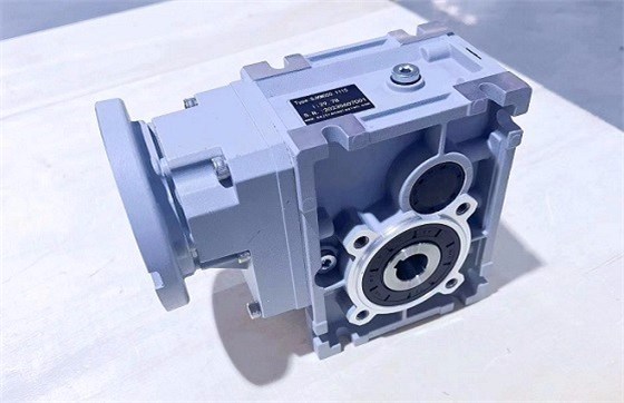 農(nóng)業(yè)機械精準(zhǔn)點播機專用減速機 SJKM050準(zhǔn)雙曲面齒輪減速機 (3).jpg