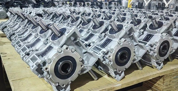 11月正忙，艾思捷雙軸輸入蝸輪減速機SJMRV050-30-AB發貨 (2).jpg